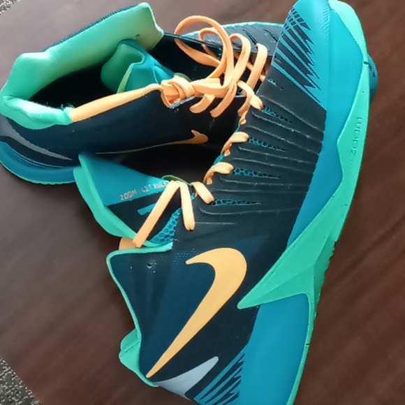 Shoes - Picture 2 of 3